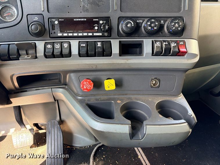 image for item YA4835 2020 Kenworth T680 semi truck