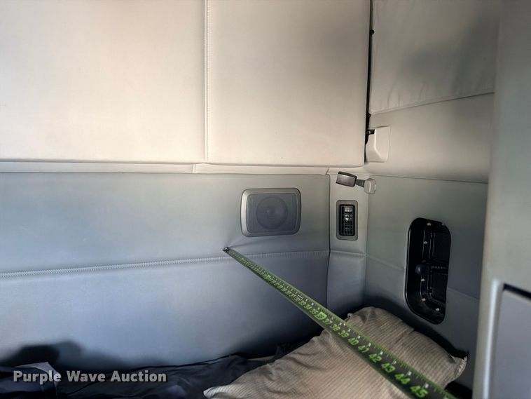image for item YA4835 2020 Kenworth T680 semi truck