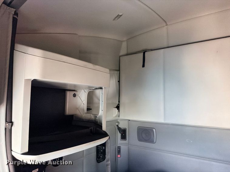 image for item YA4835 2020 Kenworth T680 semi truck