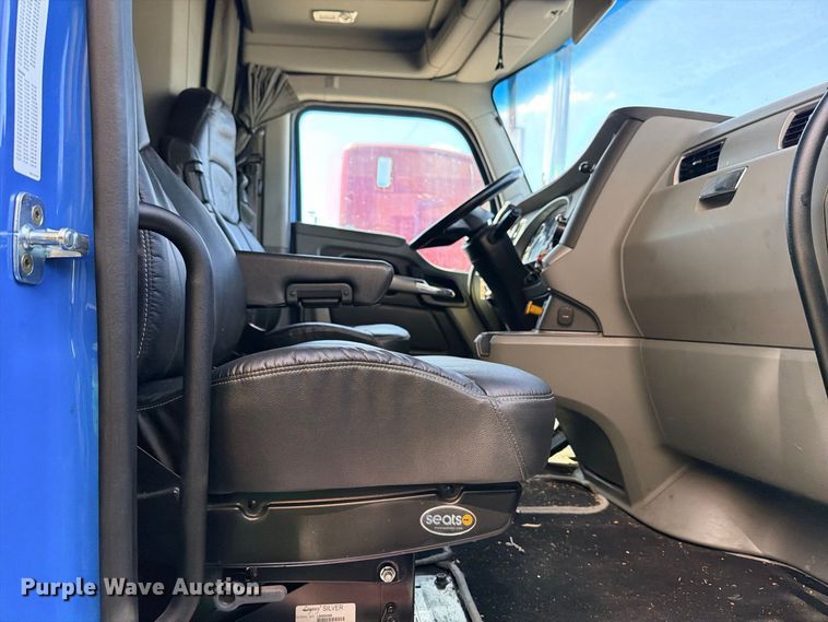 image for item YA4835 2020 Kenworth T680 semi truck