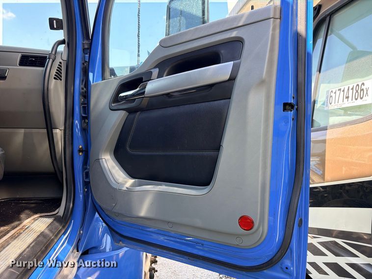 image for item YA4835 2020 Kenworth T680 semi truck
