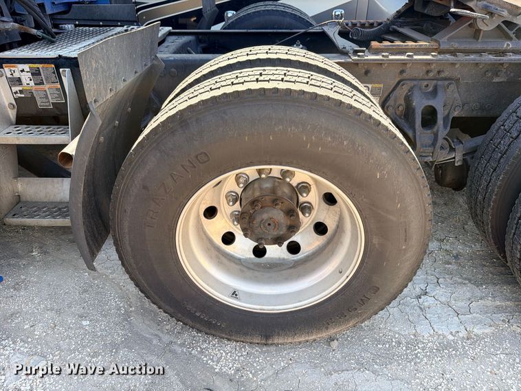 image for item YA4835 2020 Kenworth T680 semi truck