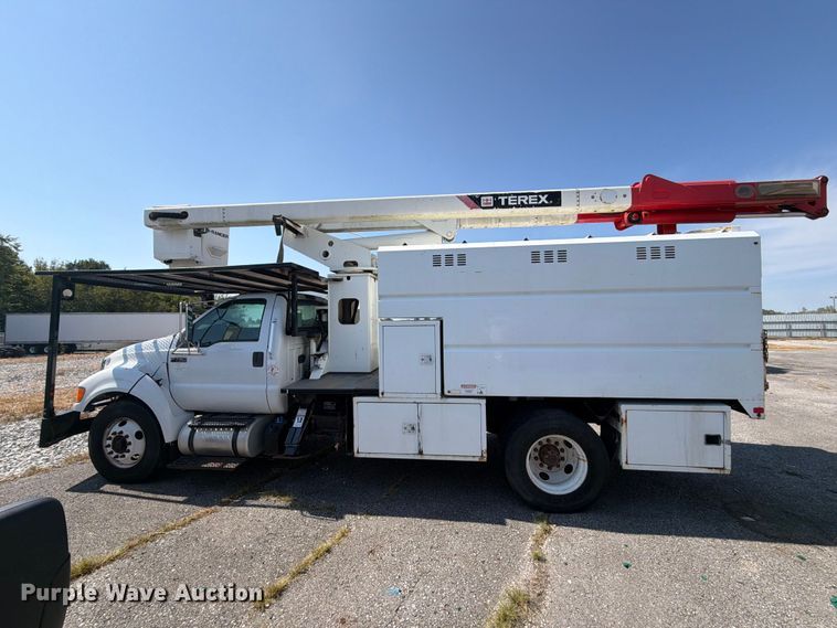 image for item YA4884 2015 Ford F750 Super Duty forestry bucket truck