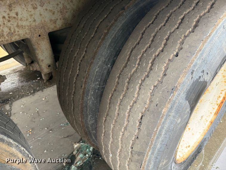 image for item YA5015 2001 Hyundai VI25301580SA dry van trailer