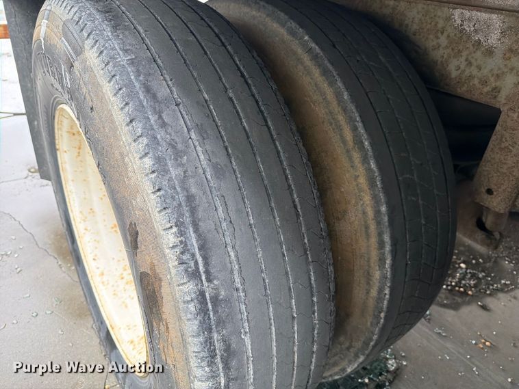 image for item YA5015 2001 Hyundai VI25301580SA dry van trailer