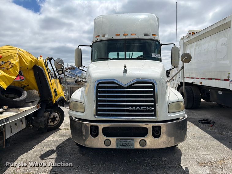 image for item YA5037 2015 Mack CXU613 semi truck