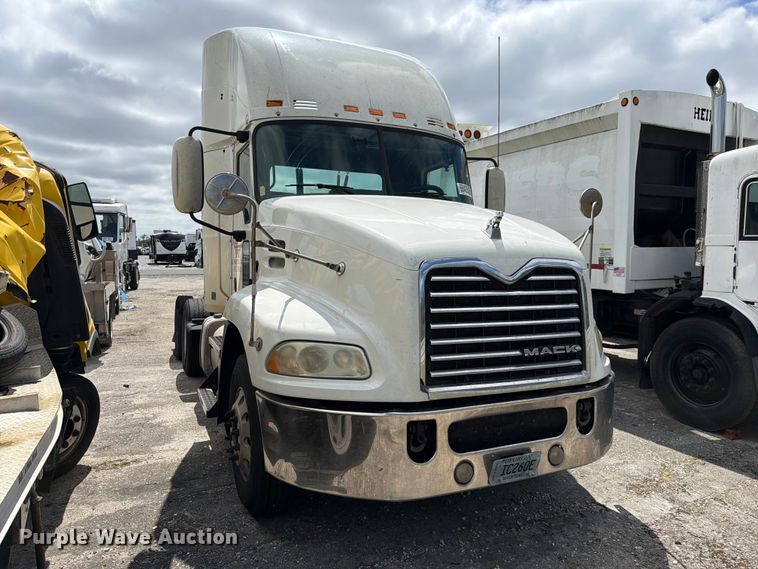 image for item YA5037 2015 Mack CXU613 semi truck