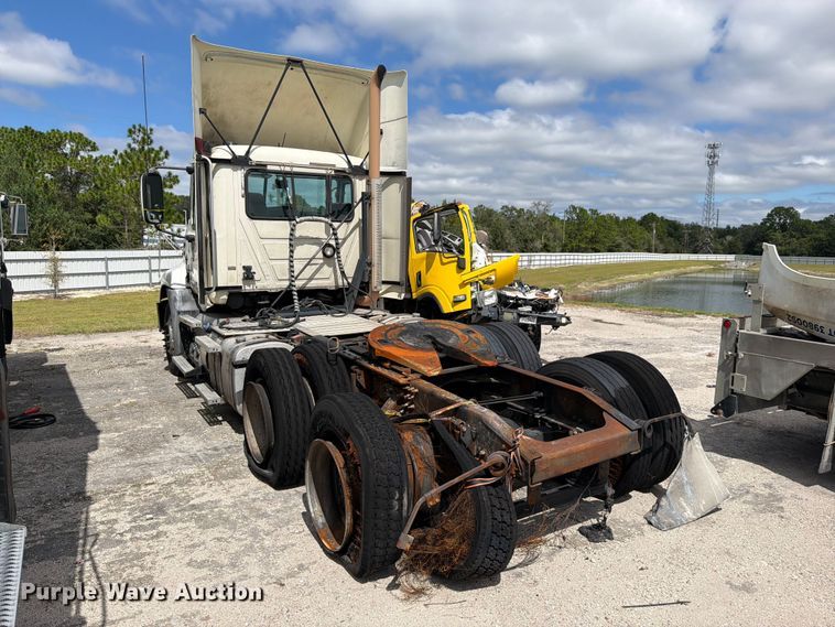 image for item YA5037 2015 Mack CXU613 semi truck