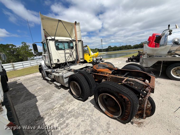 image for item YA5037 2015 Mack CXU613 semi truck