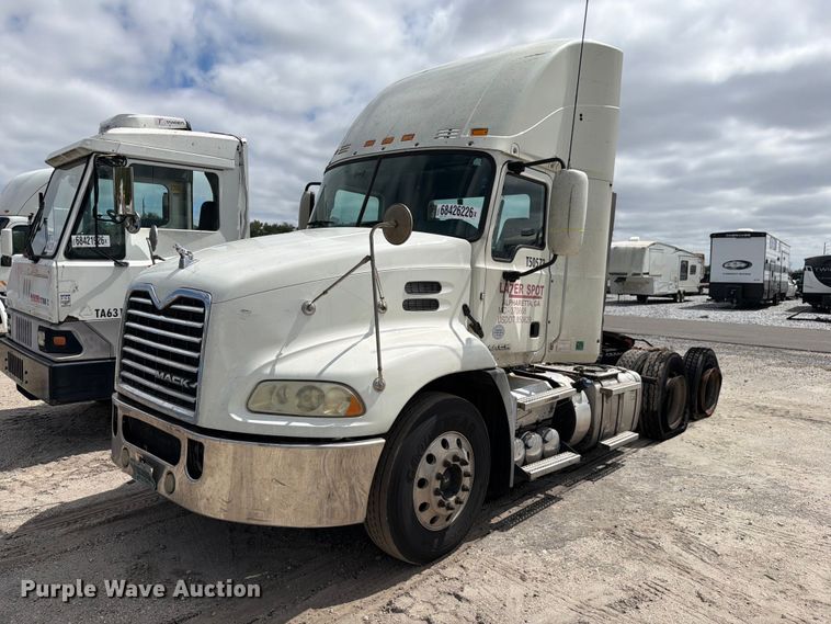 image for item YA5037 2015 Mack CXU613 semi truck