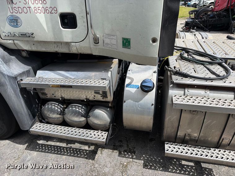 image for item YA5037 2015 Mack CXU613 semi truck