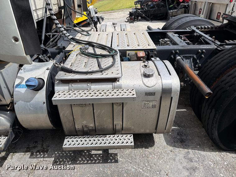 image for item YA5037 2015 Mack CXU613 semi truck