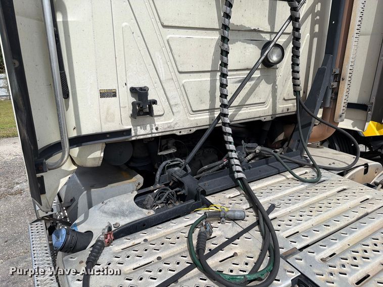 image for item YA5037 2015 Mack CXU613 semi truck