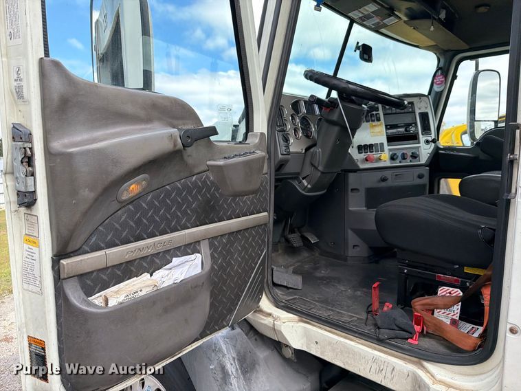 image for item YA5037 2015 Mack CXU613 semi truck