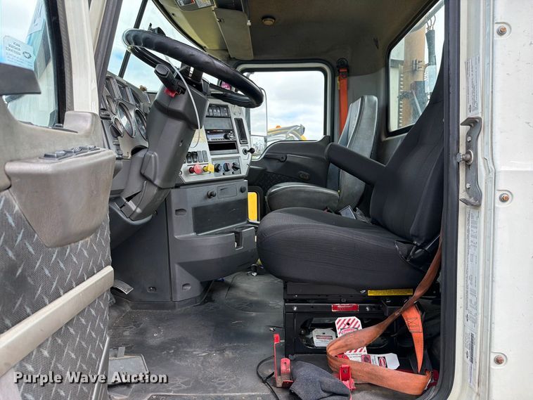 image for item YA5037 2015 Mack CXU613 semi truck