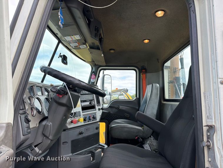 image for item YA5037 2015 Mack CXU613 semi truck