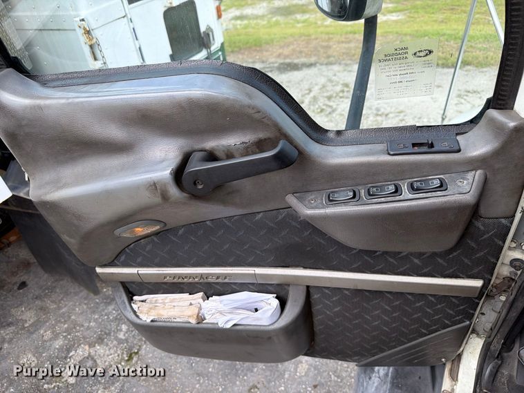 image for item YA5037 2015 Mack CXU613 semi truck