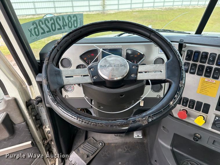 image for item YA5037 2015 Mack CXU613 semi truck