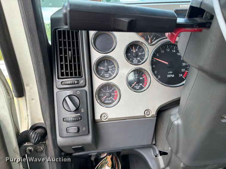 image for item YA5037 2015 Mack CXU613 semi truck