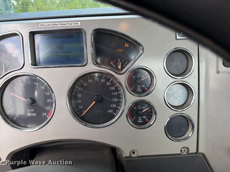 image for item YA5037 2015 Mack CXU613 semi truck