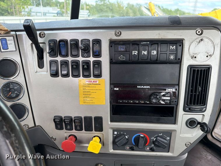 image for item YA5037 2015 Mack CXU613 semi truck