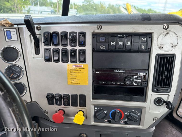 image for item YA5037 2015 Mack CXU613 semi truck