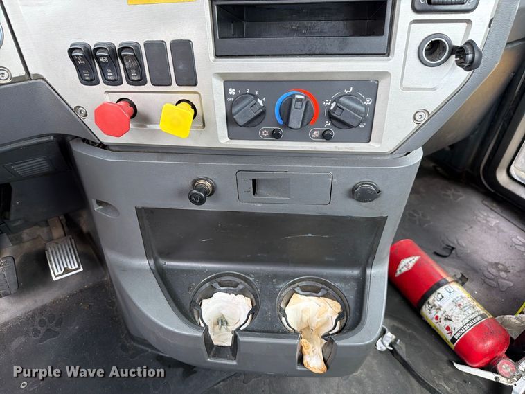 image for item YA5037 2015 Mack CXU613 semi truck