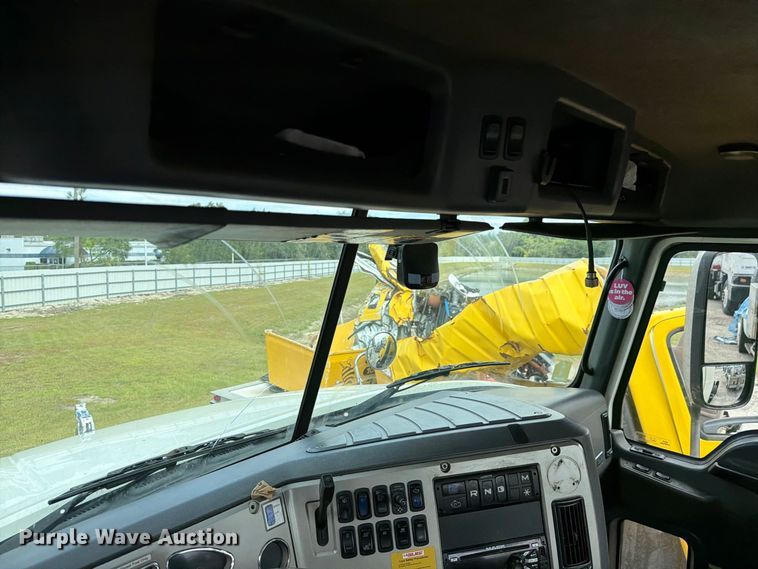 image for item YA5037 2015 Mack CXU613 semi truck