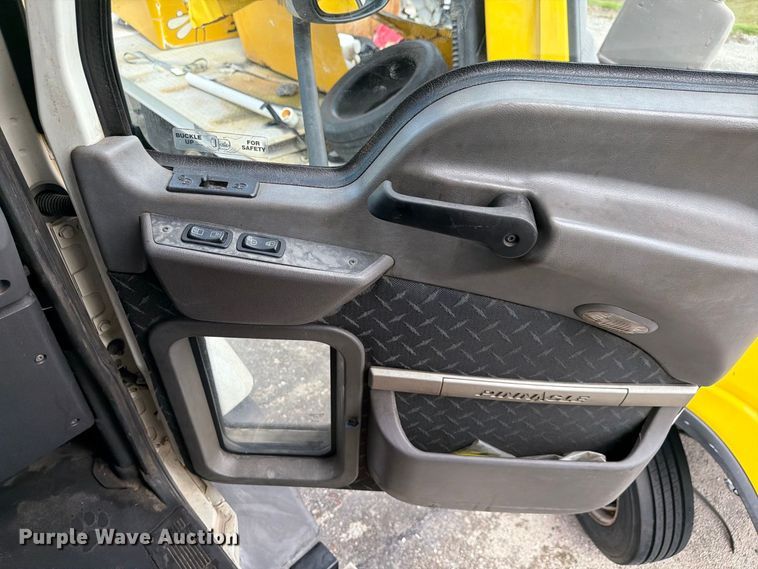 image for item YA5037 2015 Mack CXU613 semi truck