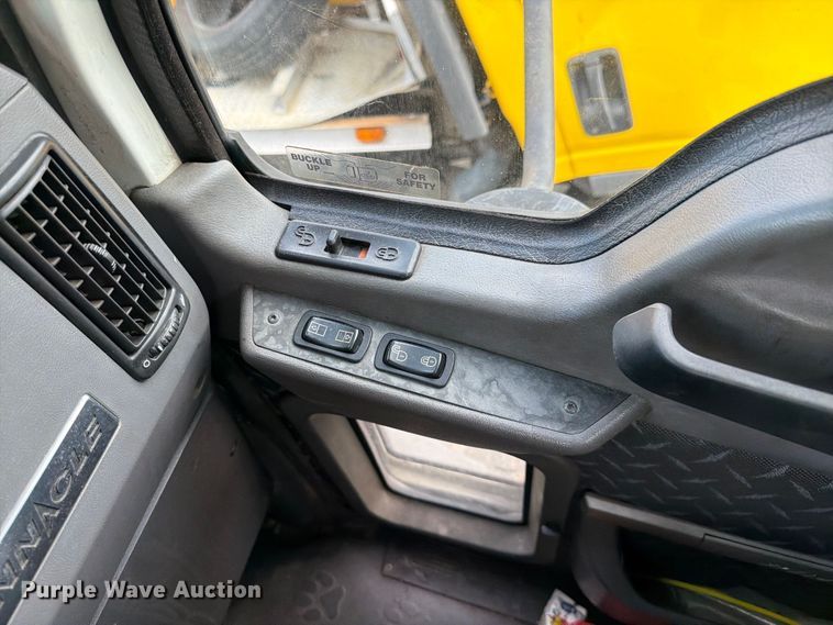 image for item YA5037 2015 Mack CXU613 semi truck