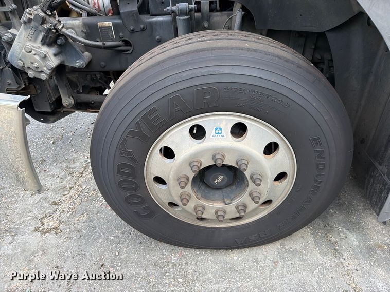 image for item YA5037 2015 Mack CXU613 semi truck