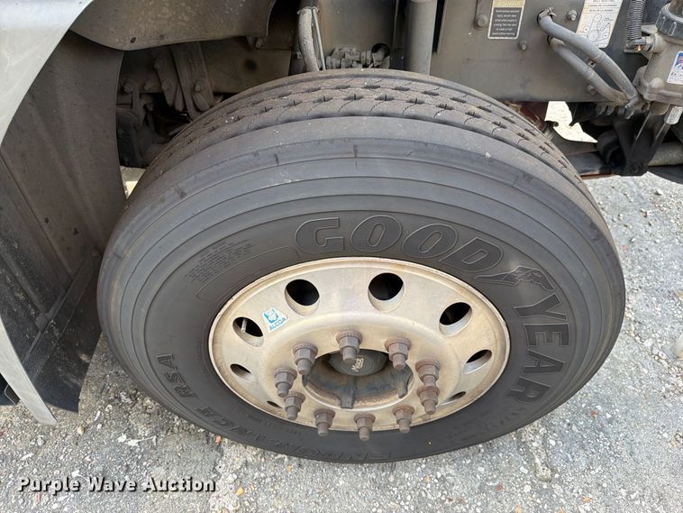 image for item YA5037 2015 Mack CXU613 semi truck