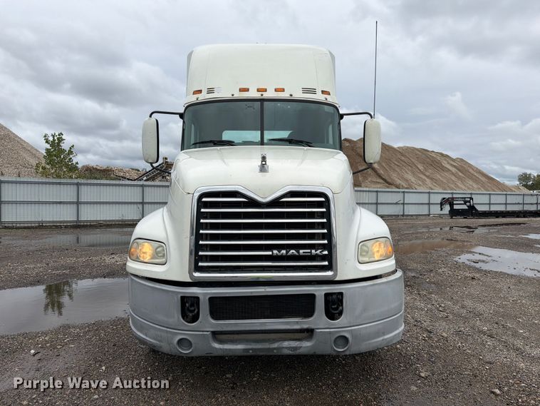 image for item YA5047 2015 Mack CXU semi truck