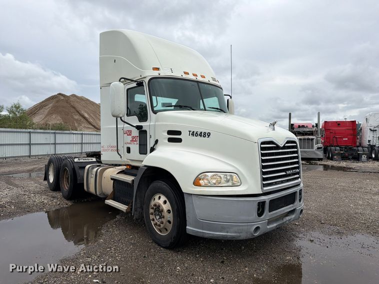 image for item YA5047 2015 Mack CXU semi truck