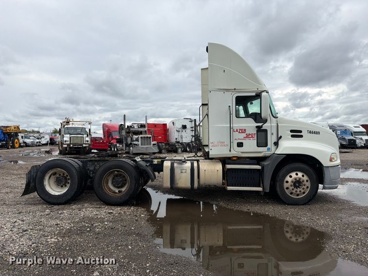 image for item YA5047 2015 Mack CXU semi truck