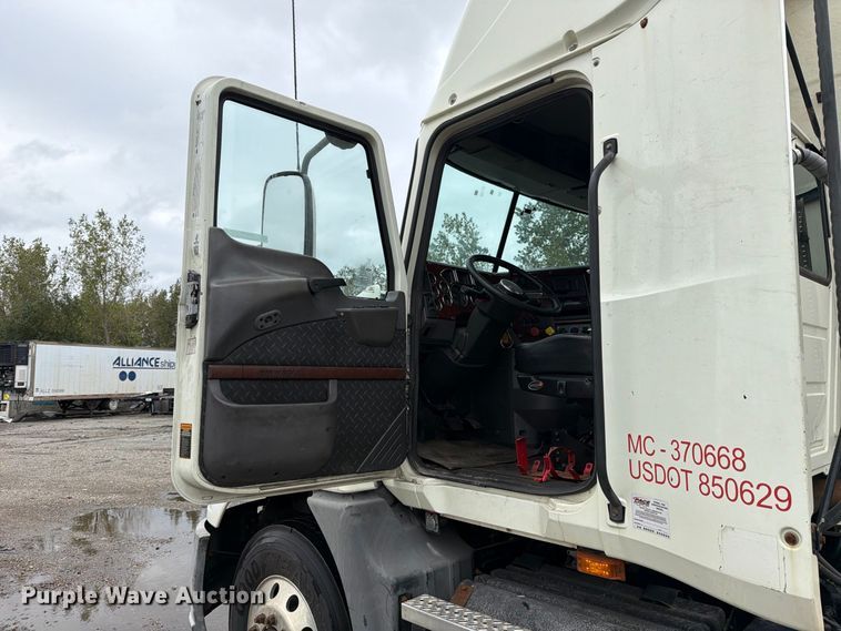 image for item YA5047 2015 Mack CXU semi truck