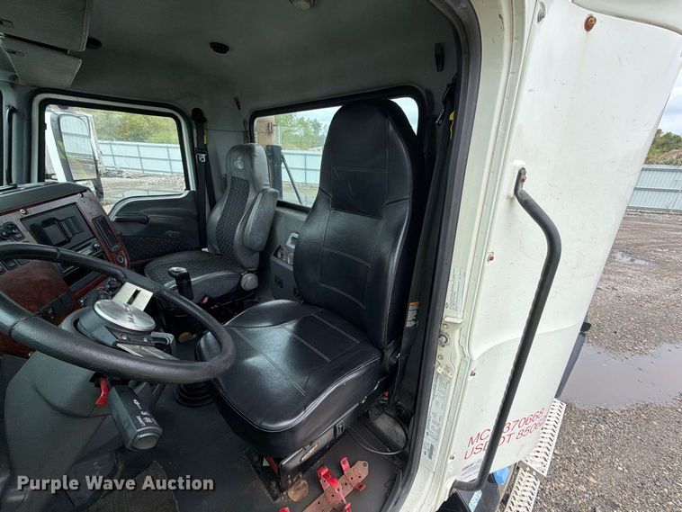 image for item YA5047 2015 Mack CXU semi truck