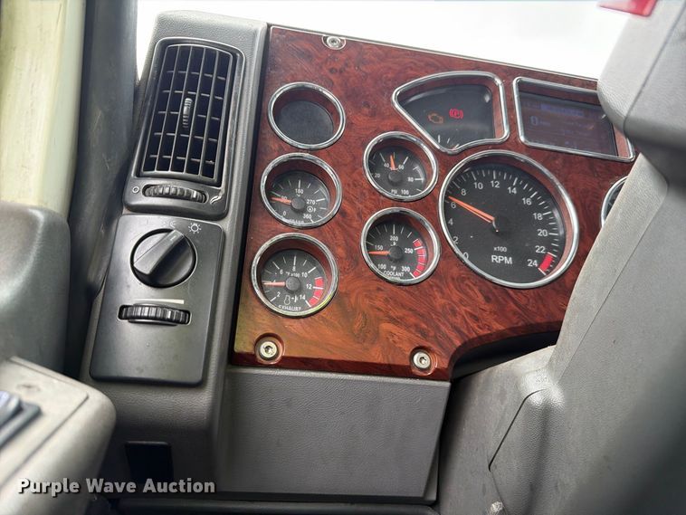 image for item YA5047 2015 Mack CXU semi truck