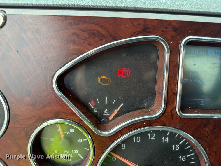 image for item YA5047 2015 Mack CXU semi truck