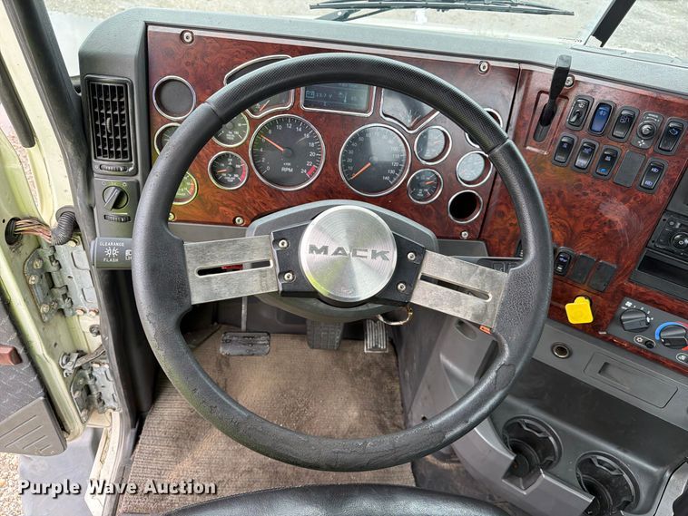 image for item YA5047 2015 Mack CXU semi truck