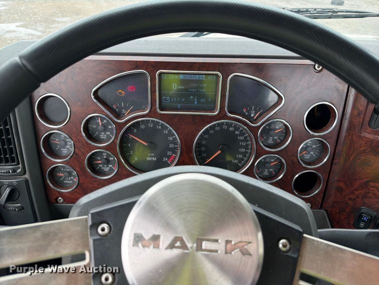 image for item YA5047 2015 Mack CXU semi truck