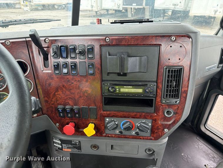 image for item YA5047 2015 Mack CXU semi truck