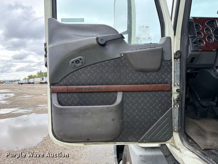 image for item YA5047 2015 Mack CXU semi truck