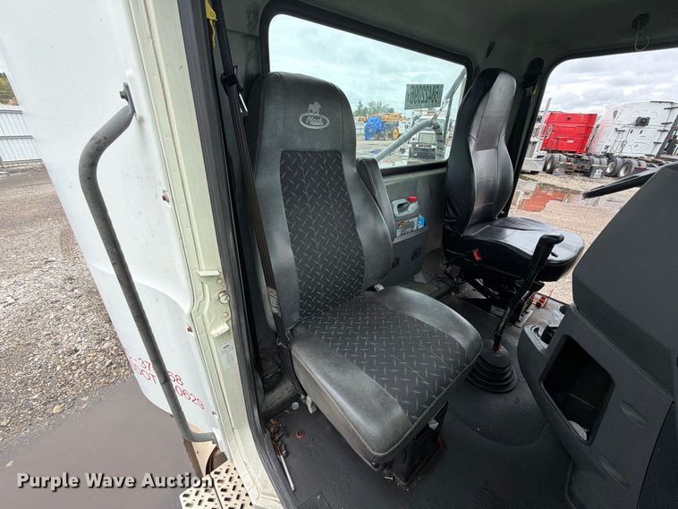 image for item YA5047 2015 Mack CXU semi truck