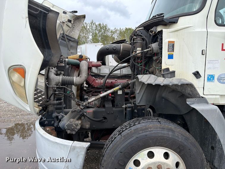 image for item YA5047 2015 Mack CXU semi truck