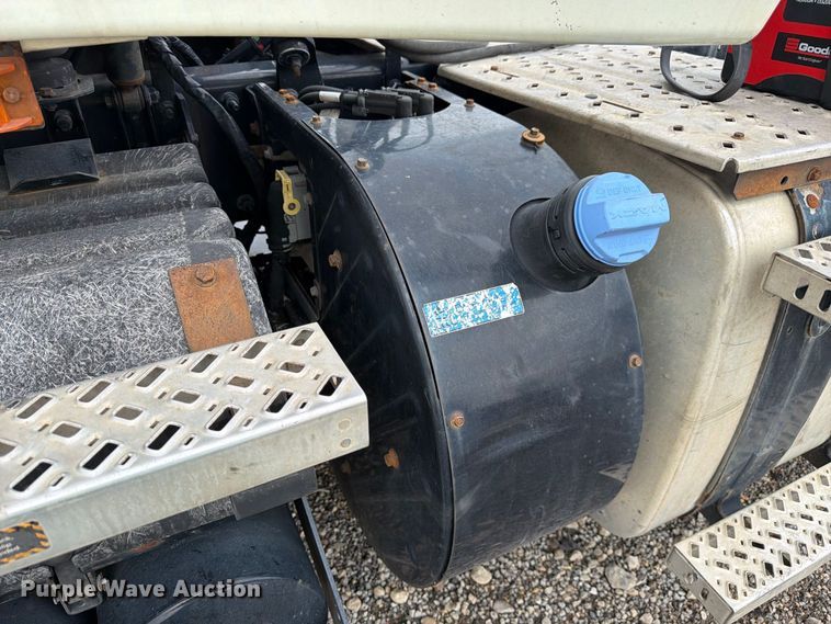 image for item YA5047 2015 Mack CXU semi truck