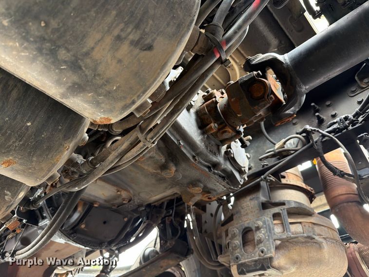 image for item YA5047 2015 Mack CXU semi truck