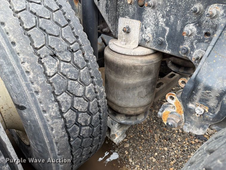 image for item YA5047 2015 Mack CXU semi truck