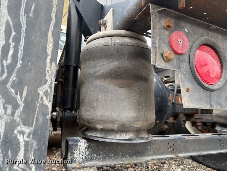 image for item YA5047 2015 Mack CXU semi truck