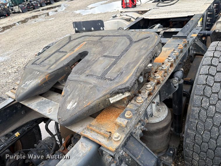 image for item YA5047 2015 Mack CXU semi truck